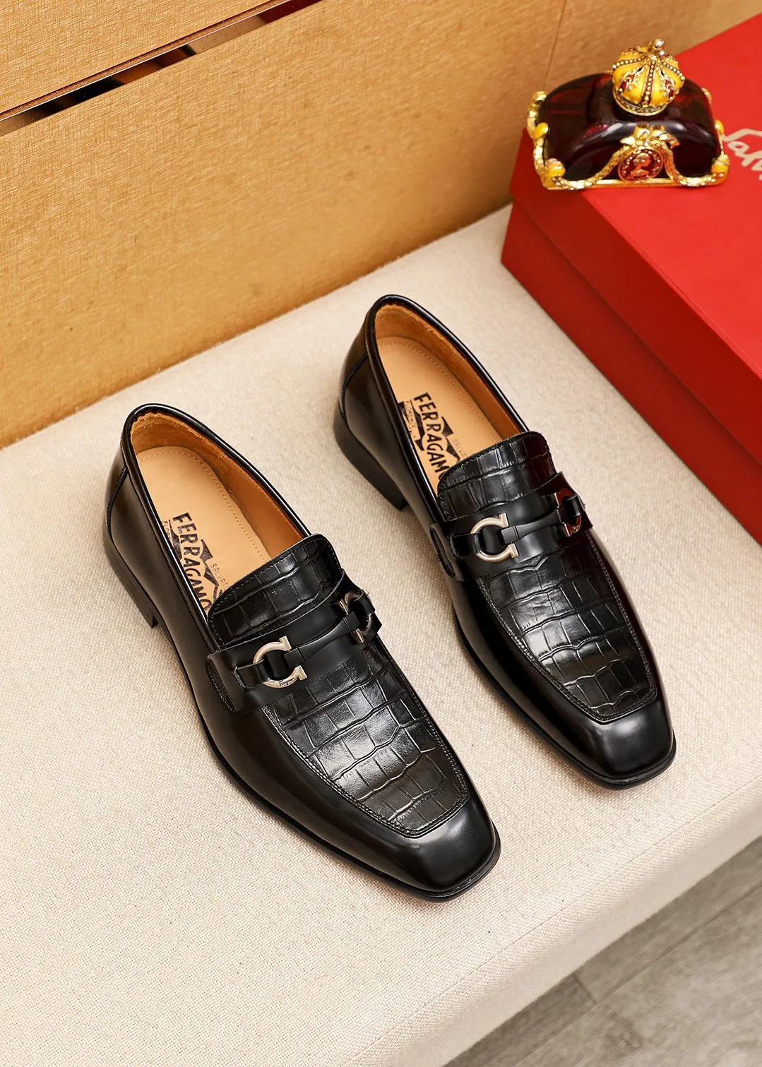 Men's shoes 💰442 💐 Product trademark: Ferragamo "Ferragamo" casual leather shoes Regular size: 38-44 (45.46🉑️customized) Product materials: Selected imported first-layer calfskin embossed upper + original hardware buckle, imported water-dyed cow leather lining. Strong three-dimensional visual effect, combined outsole Color: 1⃣️color optional